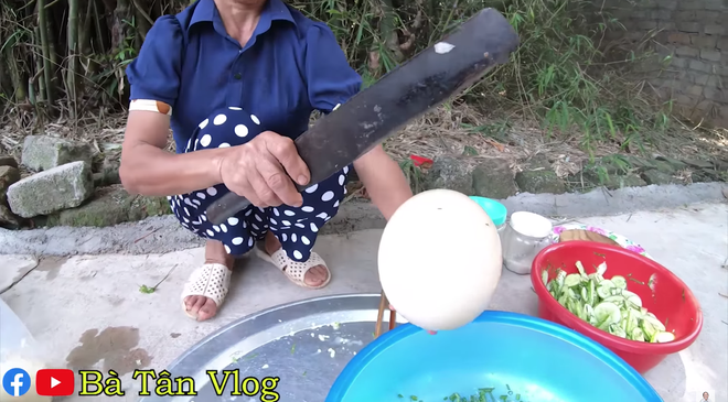 Mang trứng đà điểu làm nhân bánh mì, bà Tân Vlog phải dùng hẳn dao phay mới tách được vỏ, cho vào chậu nhựa mới vừa - Ảnh 4.