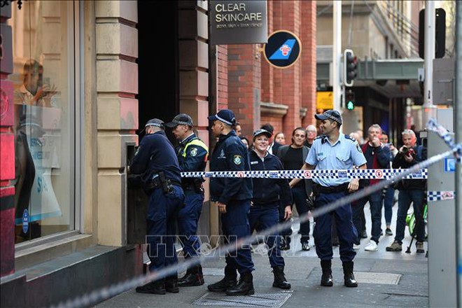 Tấn công nhiều người bằng dao tại trung tâm thành phố Sydney, Australia - Ảnh 1.
