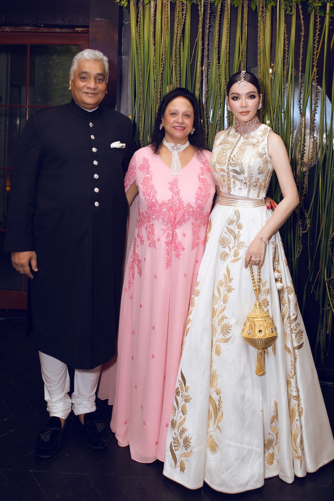 Lý Nhã Kỳ diện váy dát vàng lộng lẫy như minh tinh, cùng NTK Đỗ Long dự tiệc sinh nhật của tỷ phú Ấn Độ - Ảnh 5.