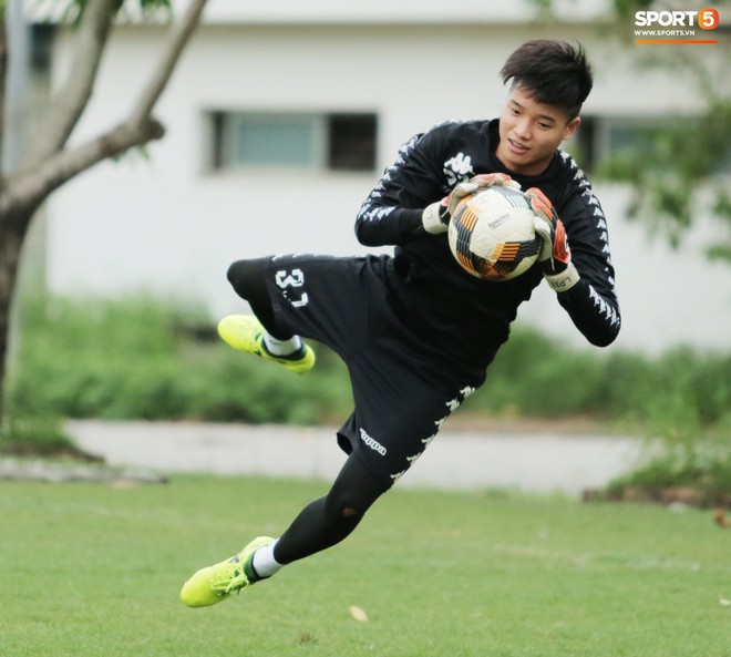 Hà Nội FC ký hợp đồng 3 năm với Phí Minh Long, tương lai Bùi Tiến Dũng tiếp tục bỏ ngỏ - Ảnh 1.