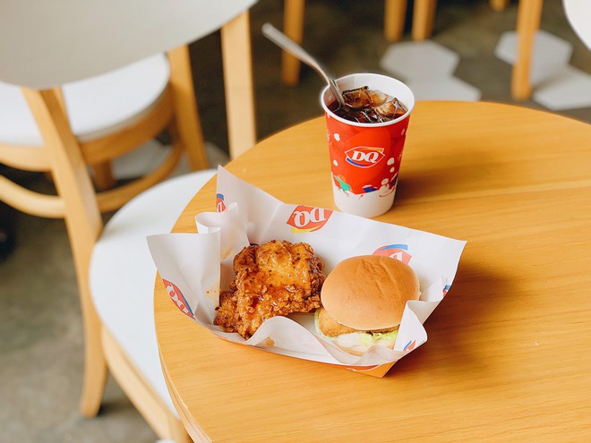 Gà đẫm sốt xoài và burger phô mai kéo Mozzarella – Đôi bạn fastfood đang “gây bão” order trên GrabFood - Ảnh 1.