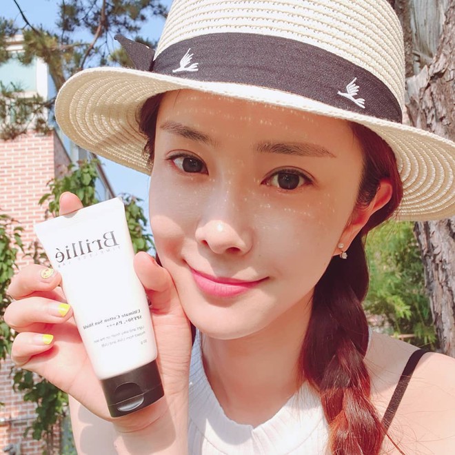 Kem chống nắng quan trọng đến mức b&aacute;c sĩ da liễu nổi tiếng phải đặt b&aacute;o thức để nhắc thoa lại - Ảnh 1.