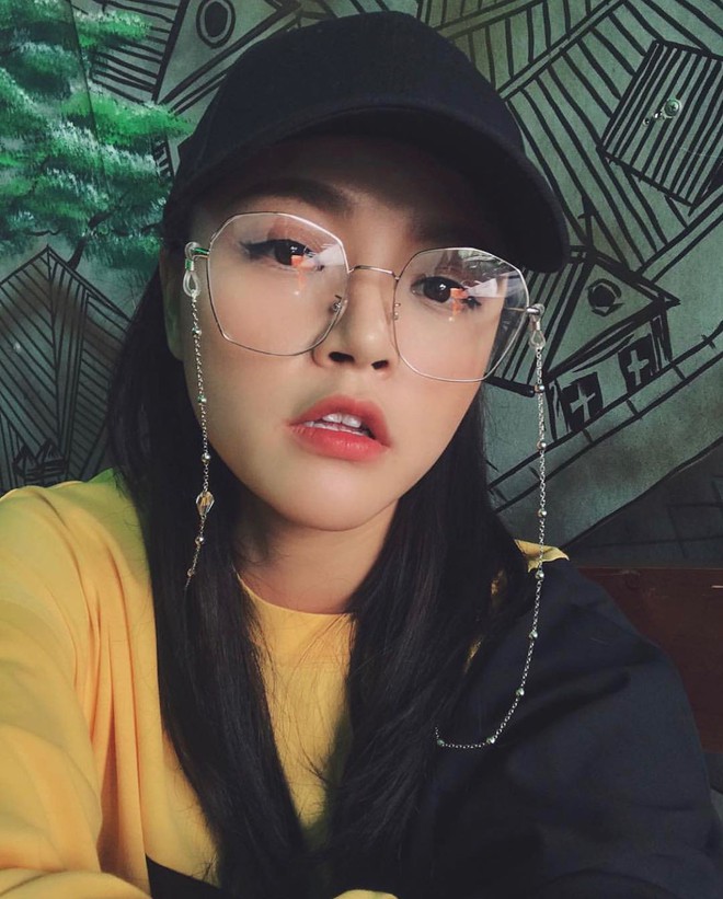 C&ugrave;ng một lối makeup nhẹ nh&agrave;ng nhưng ngo&agrave;i đời chị Huệ lại c&oacute; kỹ nghệ hack tuổi si&ecirc;u đỉnh chứ kh&ocirc;ng mờ nhạt như trong phim - Ảnh 11.