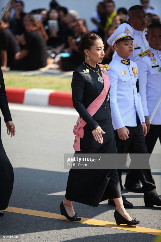 Công chúa cả của Vua Thái: không tranh ngôi nữ hoàng phong cách mà nhu mì đúng chuẩn style người thương thuyết - Ảnh 3.