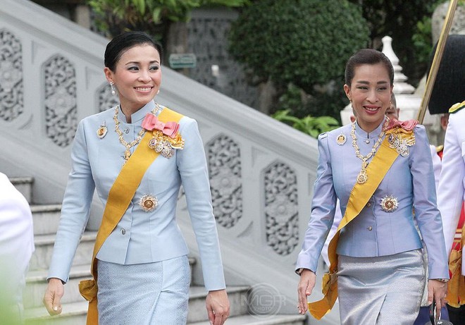 Hoàng hậu Thái Lan xuất hiện rạng rỡ bên cạnh Quốc vương vào ngày quốc lễ, được mẹ chồng nắm tay tình cảm trong khi vợ lẽ mất hút khó hiểu - Ảnh 2.