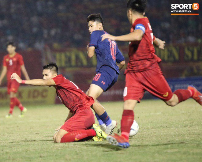 Cầu thủ U18 Việt Nam và U18 Thái Lan lao vào nhau, đòi ăn thua đủ trong trận đấu nghẹt thở tại giải vô địch Đông Nam Á - Ảnh 2.