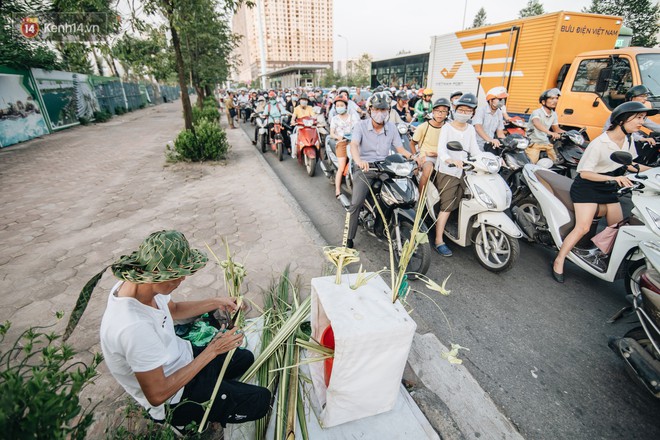 Người nghệ nhân đan lá dừa nước hiếm hoi trên đường phố Hà Nội: Ai cũng từng có một tuổi thơ đẹp như thế! - Ảnh 7.