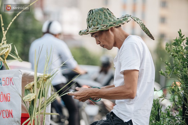 Người nghệ nhân đan lá dừa nước hiếm hoi trên đường phố Hà Nội: Ai cũng từng có một tuổi thơ đẹp như thế! - Ảnh 3.