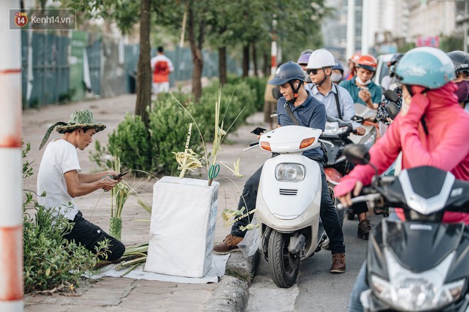 Người nghệ nhân đan lá dừa nước hiếm hoi trên đường phố Hà Nội: Ai cũng từng có một tuổi thơ đẹp như thế! - Ảnh 9.