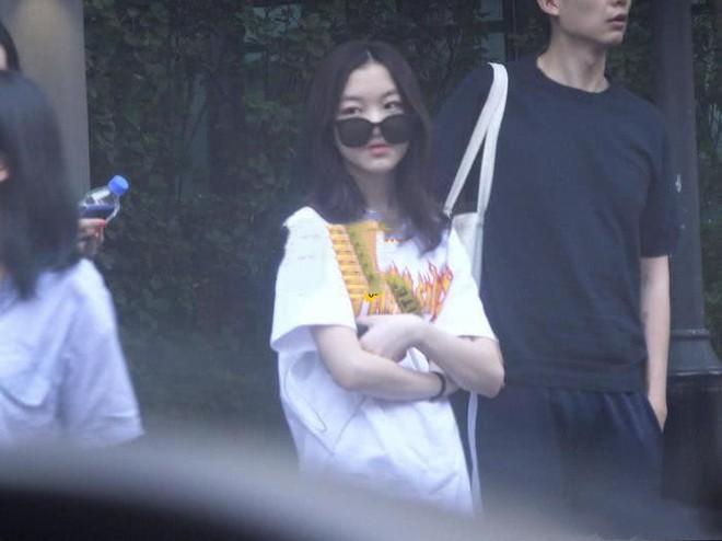 Mới 13 tuổi, con g&aacute;i hở h&agrave;m ếch của Vương Phi g&acirc;y sốt v&igrave; qu&aacute; thần th&aacute;i, make up điệu đ&agrave;, tạo d&aacute;ng thục nữ chụp ảnh - Ảnh 3.