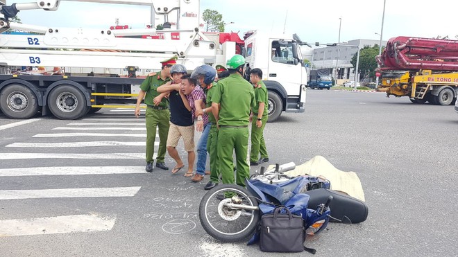 Người thân gào khóc bên thi thể cụ ông 74 tuổi bị xe tải tông chết thảm - Ảnh 3.