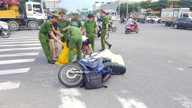 Người thân gào khóc bên thi thể cụ ông 74 tuổi bị xe tải tông chết thảm - Ảnh 2.