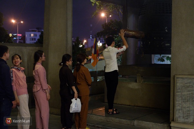 Tối 14 âm lịch, người Sài Gòn tranh thủ đi lễ chùa mùa Vu Lan báo hiếu - Ảnh 4.