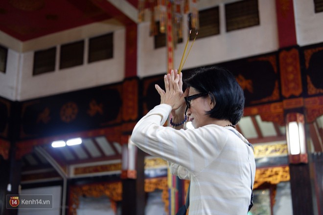 Tối 14 âm lịch, người Sài Gòn tranh thủ đi lễ chùa mùa Vu Lan báo hiếu - Ảnh 6.