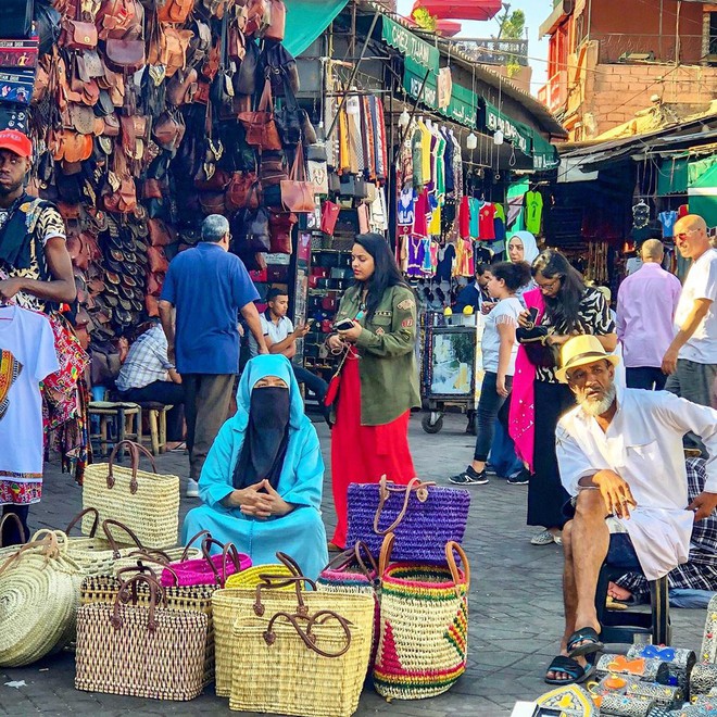 Mặc trời nóng 46 độ, “chị Ba” Ngô Thanh Vân quyết sang châu Phi khám phá chợ trời nức tiếng Maroc và ngồi… buôn dép - Ảnh 21.