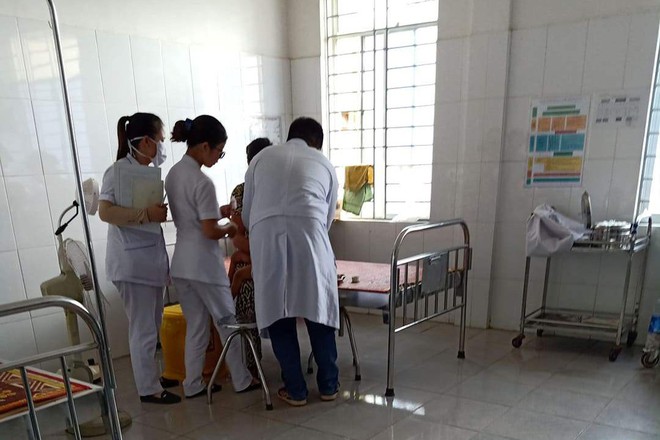 Bố mẹ c&atilde;i nhau, b&eacute; g&aacute;i 2 tuổi nhập viện, kh&acirc;u 12 mũi tr&ecirc;n mặt - Ảnh 1.