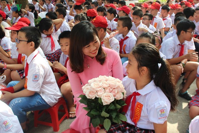 Bộ GD-ĐT: Lễ khai giảng phải vui tươi, không đọc báo cáo thành tích - Ảnh 1.