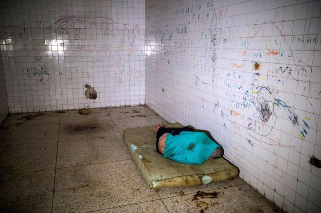 Địa ngục trần gian bên trong bệnh viện tâm thần ở Venezuela: Bệnh nhân nằm la liệt, bị bỏ mặc trong căn phòng ngập phân và rác thải - Ảnh 1.