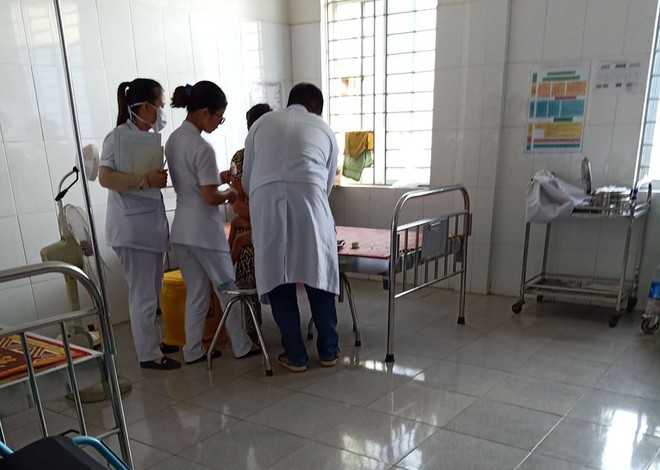 Mẹ bé gái bị cha ruột ném ly vào mặt, khâu 12 mũi: Lúc 13 tháng, con bé cũng bị ném vật cứng làm chấn thương sọ não - Ảnh 3.