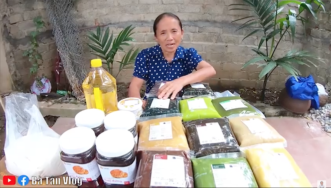 Gái đảm tự làm bánh Trung thu cũng thua xa bà Tân Vlog với chiếc bánh siêu to khổng lồ tận 50kg - Ảnh 1.