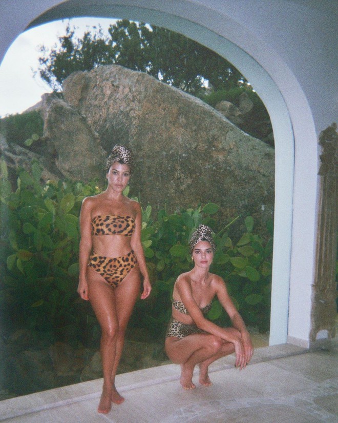 Chị em Kardashian diện bikini đọ sắc: Đôi chân của Kendall cực phẩm đến mức khiến Kourtney chỉ còn biết tựa cằm, co ro - Ảnh 1.