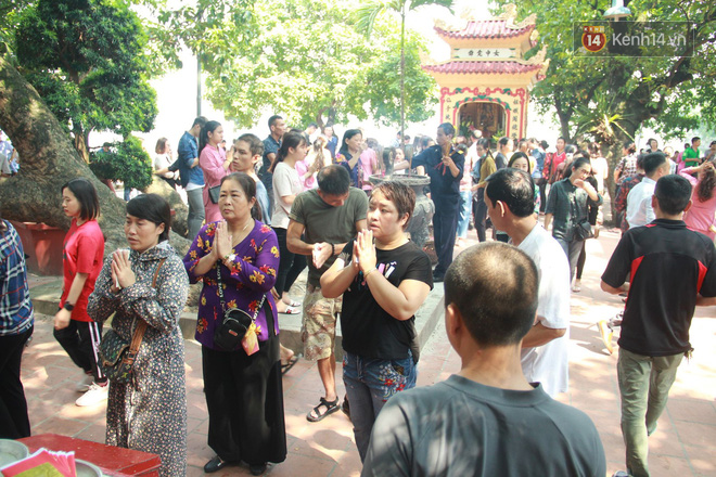 Hà Nội: Phủ Tây Hồ tấp nập người dân đến cầu bình an nhân ngày rằm tháng Bảy - Ảnh 9.