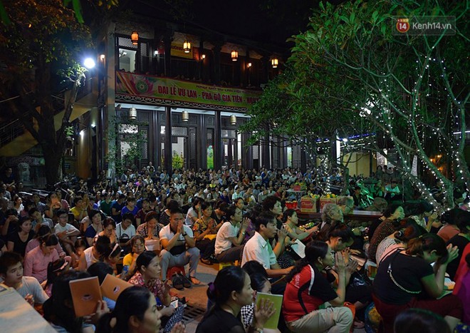 Hàng ngàn người đến chùa Phúc Khánh dự lễ Vu Lan, không còn cảnh chen chúc tràn xuống lòng đường - Ảnh 2.