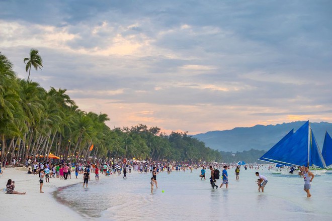 Trước khi phải đóng cửa vì du khách chôn tã lót xuống cát, bãi biển Boracay đã từng bị Tổng thống Philippines chê “hôi như hầm phân”, cấm khai thác 6 tháng liền! - Ảnh 8.