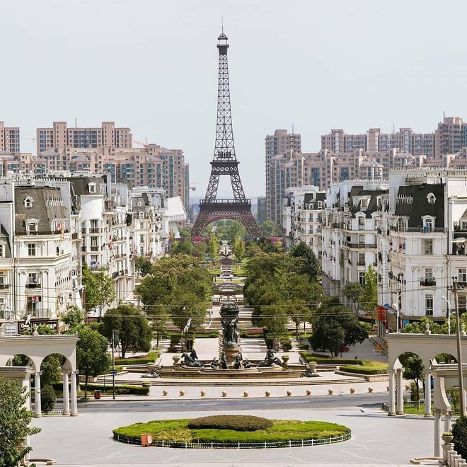 Sửng sốt với tiểu Paris “sao y bản chính” của Trung Quốc: Vẻ ngoài giống nhau đến kinh ngạc nhưng liệu có so được với bản gốc? - Ảnh 6.