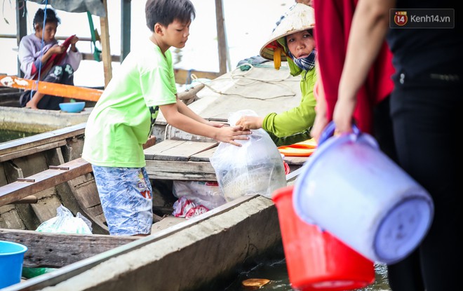 Ảnh: Bất lực vì cá phóng sinh bị vớt ngay khi vừa thả xuống sông Sài Gòn ngày Vu Lan - Ảnh 18.