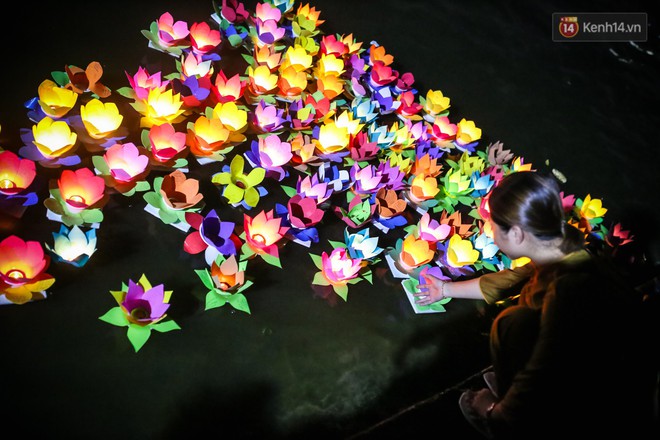 Hàng ngàn hoa đăng lung linh trên sông Sài Gòn trong ngày Vu Lan báo hiếu - Ảnh 12.