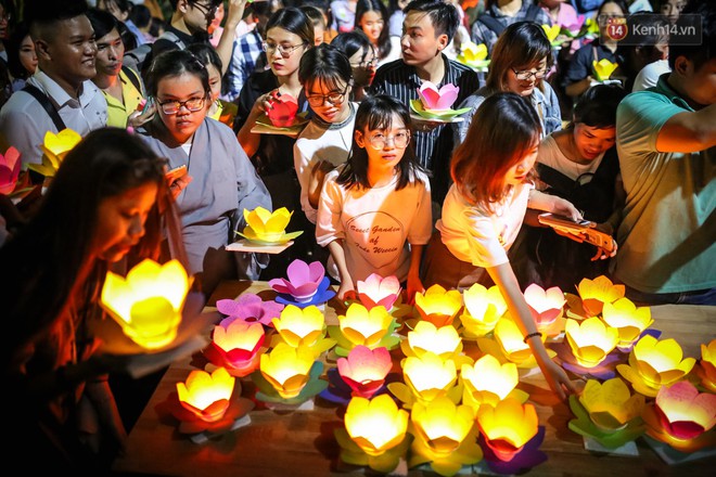 Hàng ngàn hoa đăng lung linh trên sông Sài Gòn trong ngày Vu Lan báo hiếu - Ảnh 6.