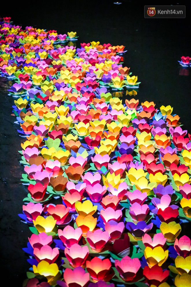 Hàng ngàn hoa đăng lung linh trên sông Sài Gòn trong ngày Vu Lan báo hiếu - Ảnh 13.