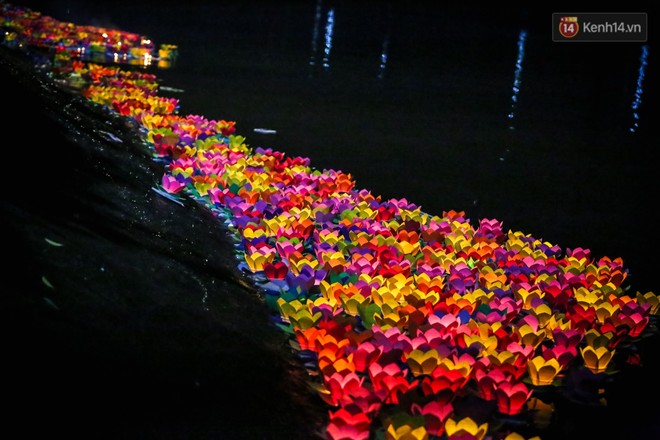 Hàng ngàn hoa đăng lung linh trên sông Sài Gòn trong ngày Vu Lan báo hiếu - Ảnh 14.