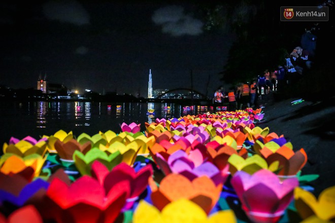 Hàng ngàn hoa đăng lung linh trên sông Sài Gòn trong ngày Vu Lan báo hiếu - Ảnh 1.