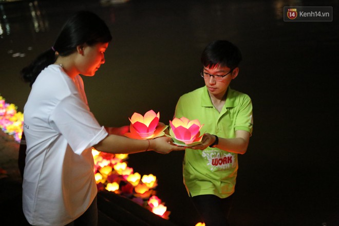 Hàng ngàn hoa đăng lung linh trên sông Sài Gòn trong ngày Vu Lan báo hiếu - Ảnh 9.