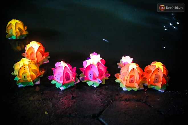 Hàng ngàn hoa đăng lung linh trên sông Sài Gòn trong ngày Vu Lan báo hiếu - Ảnh 16.