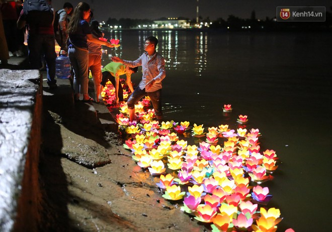 Hàng ngàn hoa đăng lung linh trên sông Sài Gòn trong ngày Vu Lan báo hiếu - Ảnh 10.