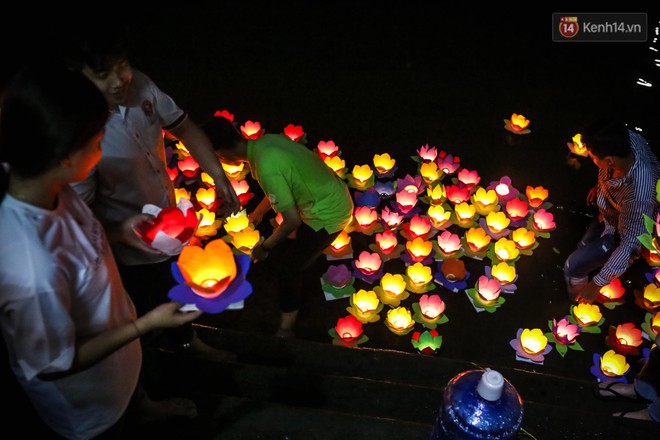 Hàng ngàn hoa đăng lung linh trên sông Sài Gòn trong ngày Vu Lan báo hiếu - Ảnh 8.