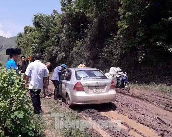 Nhóm nghi phạm nước ngoài bàn kế hoạch cướp, giết tài xế ngay trên taxi - Ảnh 2.