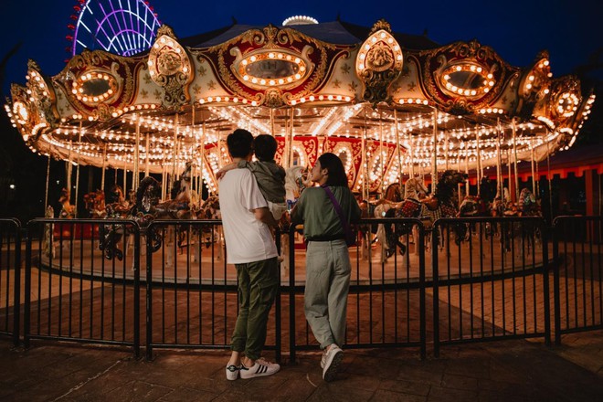 Chuyện nhà Trang Lou - Tùng Sơn vi vu Đà Nẵng: Xoài làm hướng dẫn viên, anh bố chị mẹ hóa trang thành siêu nhân đi máy bay? - Ảnh 16.