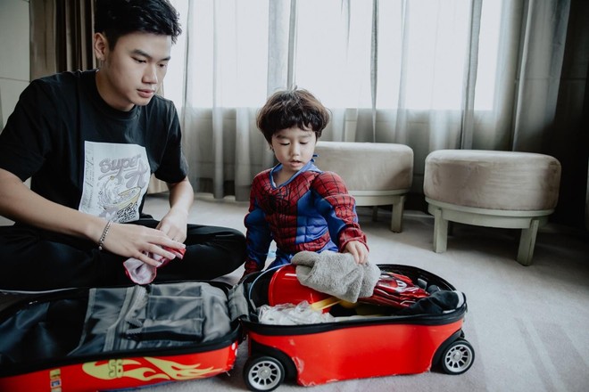 Chuyện nh&agrave; Trang Lou - T&ugrave;ng Sơn vi vu Đ&agrave; Nẵng: Xo&agrave;i l&agrave;m hướng dẫn vi&ecirc;n, anh bố chị mẹ h&oacute;a trang th&agrave;nh si&ecirc;u nh&acirc;n đi m&aacute;y bay? - Ảnh 3.