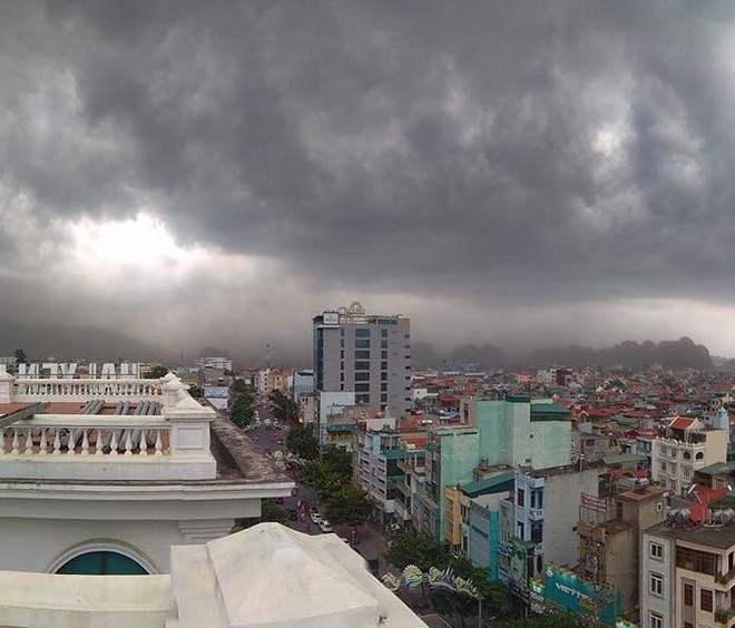Hãi hùng cảnh bão bụi “siêu to khổng lồ” xuất hiện ở Quảng Ninh - Ảnh 3.