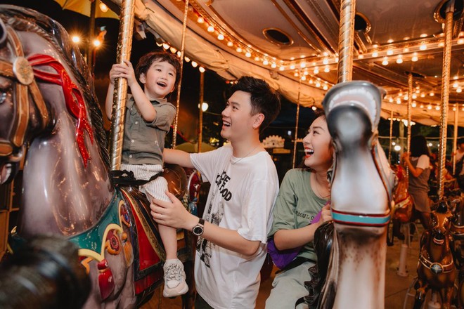 Chuyện nh&agrave; Trang Lou - T&ugrave;ng Sơn vi vu Đ&agrave; Nẵng: Xo&agrave;i l&agrave;m hướng dẫn vi&ecirc;n, anh bố chị mẹ h&oacute;a trang th&agrave;nh si&ecirc;u nh&acirc;n đi m&aacute;y bay? - Ảnh 15.