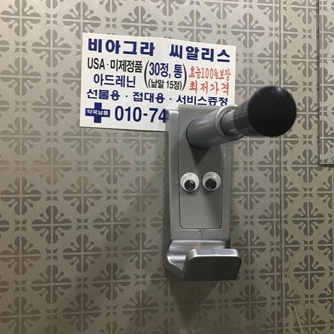 Giới trẻ Hàn Quốc đua nhau dán... sticker hình đôi mắt vào nhà vệ sinh nam để nâng cao nhận thức nạn quay lén - Ảnh 2.