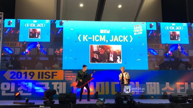 Độc quyền từ Hàn Quốc: Jack và K-ICM mang loạt hit đình đám lên sân khấu xứ kim chi, tự tay tặng nón lá cho khán giả nước bạn - Ảnh 1.