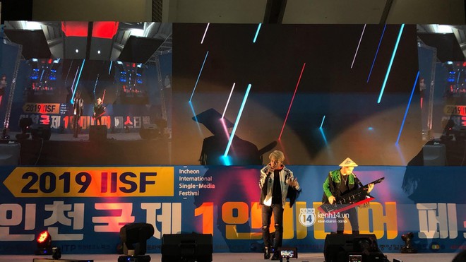 Độc quyền từ Hàn Quốc: Jack và K-ICM mang loạt hit đình đám lên sân khấu xứ kim chi, tự tay tặng nón lá cho khán giả nước bạn - Ảnh 2.