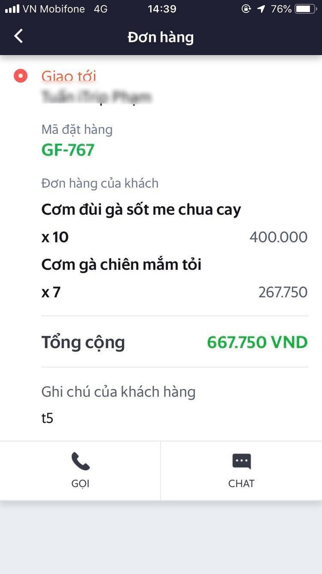 Bị thượng đế bom 17 suất cơm gà gần 700k, shipper ngậm ngùi quay về rồi không ngần ngại chia sẻ 1 suất cho cụ bà bán rau bên đường - Ảnh 1.