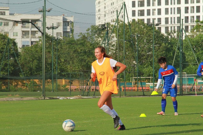 Hai nữ cầu thủ Việt kiều thử việc tại U19 Việt Nam: Xinh đẹp, tài năng và đầy khát khao - Ảnh 3.