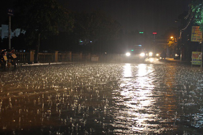 Nhà dân Hà Nội mênh mông nước vì mưa lớn vào đêm muộn ngày Vu lan - Ảnh 1.